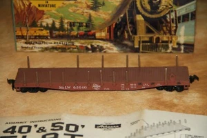 Anthearn HO 50' Flachwagen mit Pfählen Milwaukee rot Kunststoff montiert - Bild 1 von 2