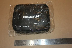 BRAND NEW OEM SEALED 2015 - 2023 NISSAN FIRST AID KIT IN SEALED NISSAN PACKAGING - Foto 1 di 2