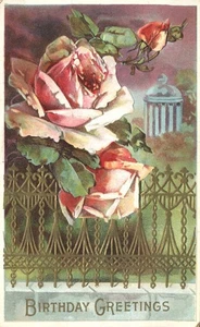 Postal de felicitaciones de cumpleaños rosas en relieve colgando sobre la cerca 1910 - Imagen 1 de 2