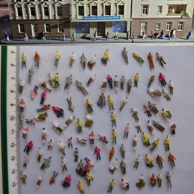 Figuren N Reisende Passanten 1:160 Set Konvolut 100 Stück Modellbahn F1 - Bild 1 von 4