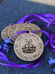 Queen's Platinum Jubilee Medal Eiche MDF - Bild 1 von 3