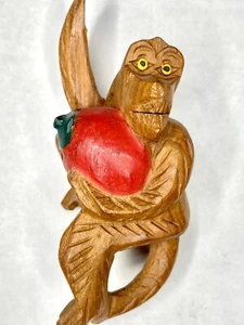 Vintage Volkskunst handgeschnitzt Holz hängender Affe mit Früchten 7" hoch Dekor - Bild 1 von 6