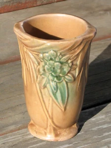 Jarrón NELSON MCCOY bronceado y verde hojas y bayas hoja baya llamarada EE. UU. 1920s - Imagen 1 de 7