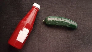 Vintage Heinz Pickle and Ketchup Bottle Pins. Plastic. about 1 1/4" Long. C 1970 - Picture 1 of 4
