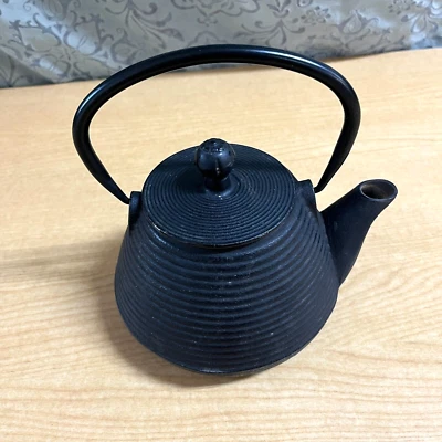 Cast Iron Black Ribbed Tea Pot Teapot Tea Kettle with Lid and Handle - Image 1 of 4