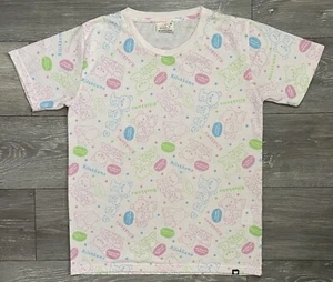T-shirt RILAKKUMA SAN-X grafica AOP HRX5360M media multicolore GIAPPONE RARA PICCOLA DIFETTO - Foto 1 di 12