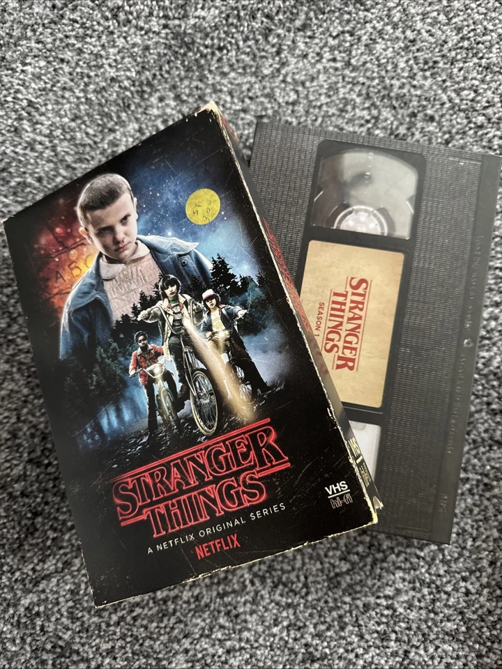 Stranger Things Season 1 Collector's Edition 4 Disc Blu Ray DVD Poster VHS