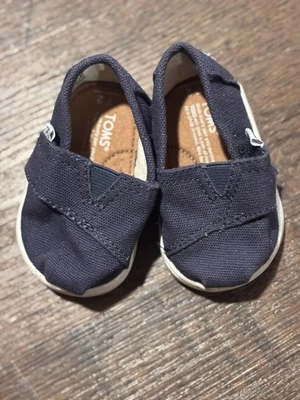 🥿 Zapatos sin cordones ligeros de lona azul marino TOMS para bebé talla T2 ⭐ Foto 1 de 4