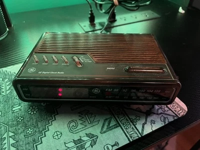 Vintage GE Model 7-4612B Clock Radio AM/FM Digital Alarm - TESTED and Works - Image 1 of 4