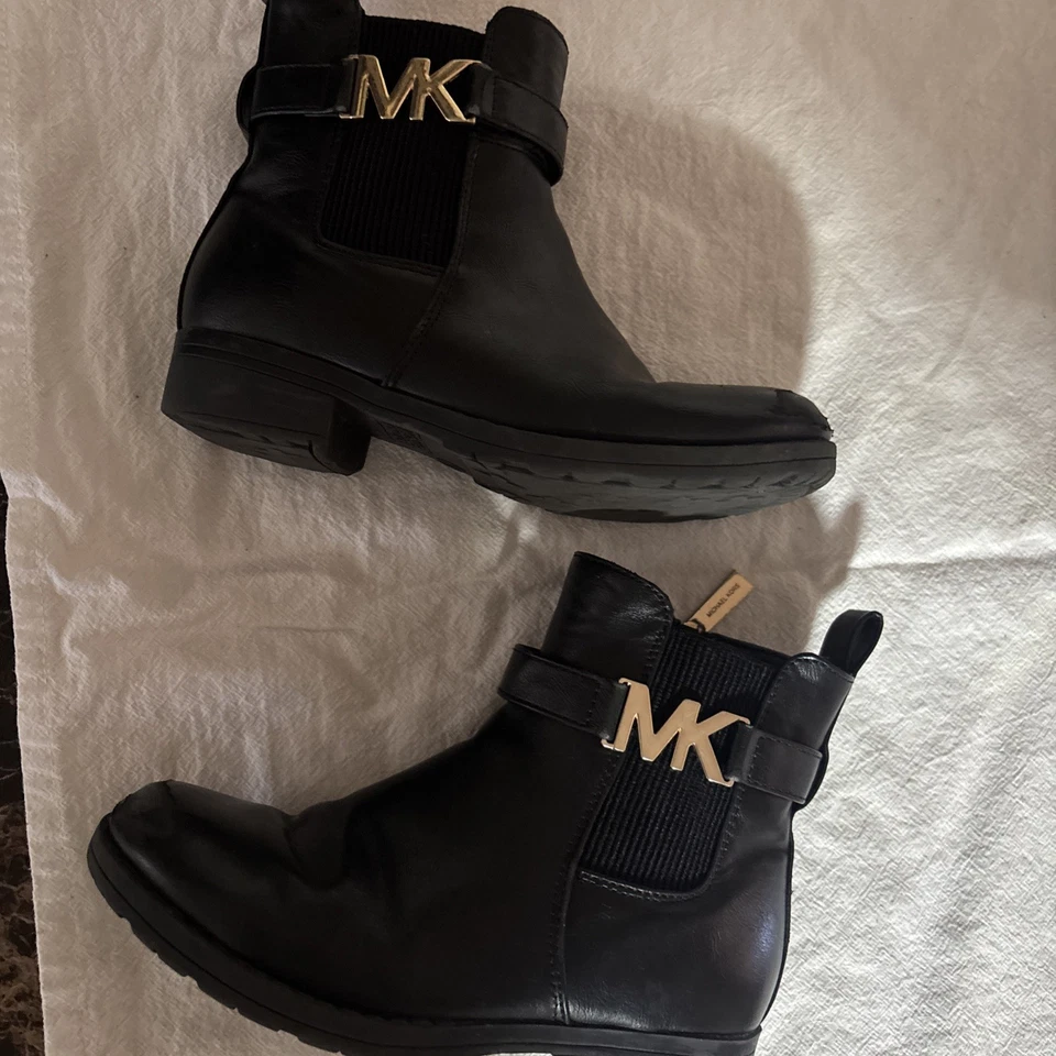 Botas de cuero para mujer Michael Kors redondeadas con cremallera lateral negras/doradas, talla 1 Foto 1 de 4