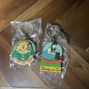 Set 2 paia portachiavi vintage Mago di Oz spaventapasseri e Dorothy con Toto - Foto 1 di 5