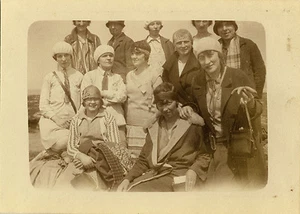 ALTES FOTO - VINTAGE SNAPSHOT - GRUPPE DAMEN MODE HUT KOPFSCHMUCK - FASHION  - Bild 1 von 1