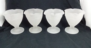 4 Vintage Weiß Glas Matt Brunnen Geschirr Eisbecher Eisbecher mit Fuß Rüsche - Bild 1 von 4