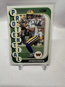 2024 Panini Score NFL Draft #3 Protential Jayden Daniels (RC) Commanders - Foto 1 di 2