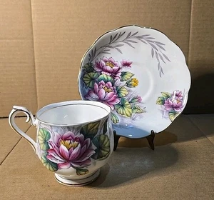 tazza da tè Royal Albert bone china. Inghilterra. Ninfea. Serie Fiore del mese - Foto 1 di 7