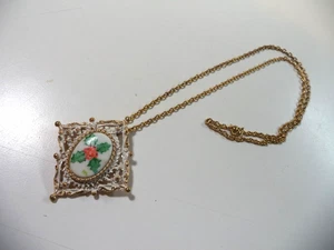 Vintage Feiertag Brosche/Anstecknadel/Anhänger Halskette, handbemalt Weihnachten Stechpalme signiert "M" - Bild 1 von 7