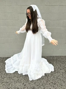 Vestido de novia vintage años 70 hecho en Unión en EE. UU. velo enagua de novia encaje floral  - Imagen 1 de 23