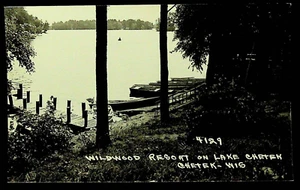Cartolina foto reale RPPC anni '40 Wildwood Resort Lake Chetek WI fila barca molo - Foto 1 di 2