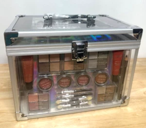 Defining Beauty TRAIN WITH MAKEUP CASE SET Lippenstift Bronzer 39+ ARTIKEL - Bild 1 von 3