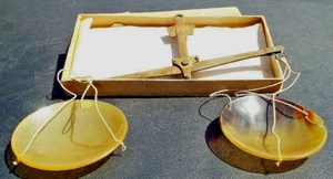 ESCALA DE EQUILIBRIO 50 G. GRABADOS LATÓN / 2 PLATOS DE PLÁSTICO ANTIGUO DE MANO - Imagen 1 de 5