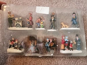 Menge 8 Harz Weihnachtsdorf Figuren Weihnachtsdeko Miniaturen - Bild 1 von 4