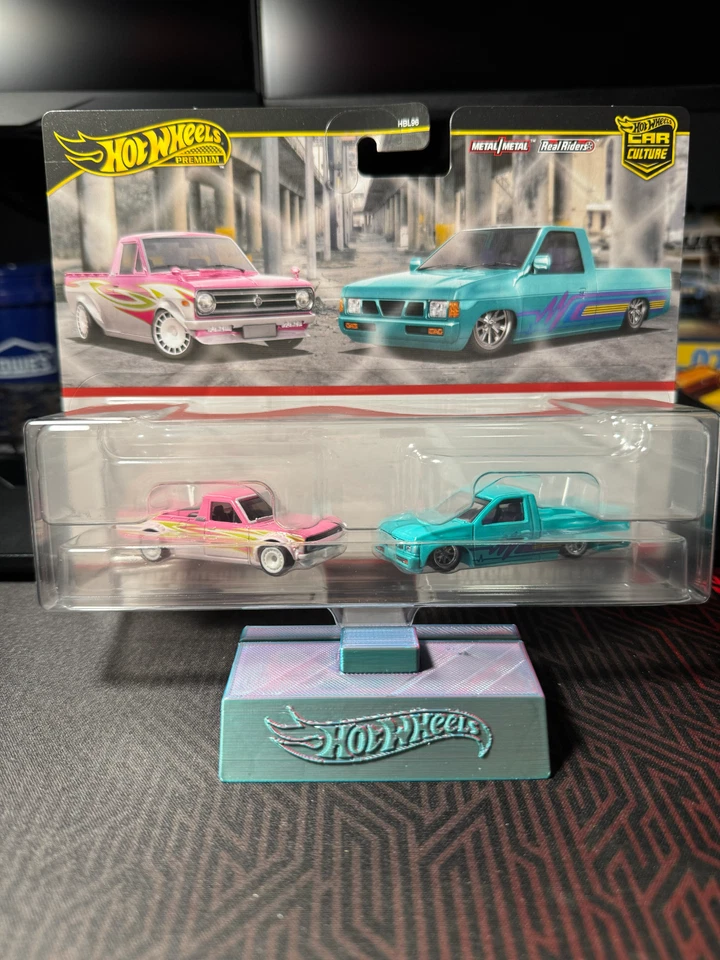 Paquete de 2 Hot Wheels Premium 1975 Datsun Sunny Truck personalizado 93 Nissan carrocería rígida   Foto 1 de 1