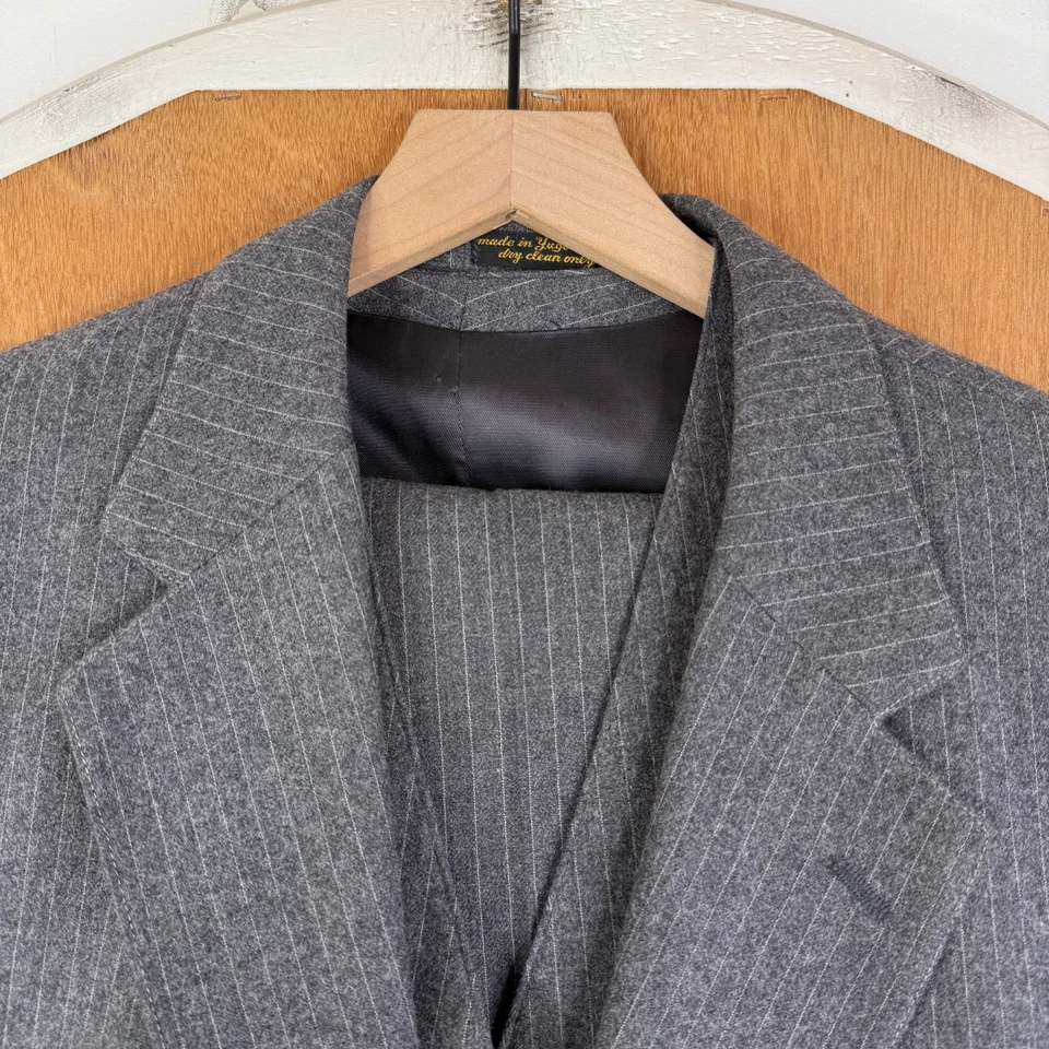 Terno de flanela vintage masculino 42S listra cinza 2 botões 3 peças calça 34x30 frente plana - Imagem 1 de 4