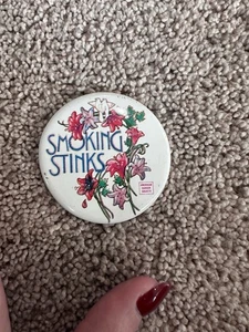 Rauchen stinkt American Cancer Society Metall Button Pin 60er Jahre - Bild 1 von 3