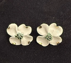 Dogwood Porcelain Ceramic Flower Pierced Earrings .75” - Bild 1 von 4