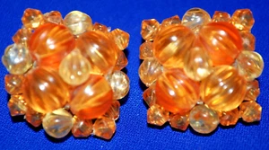 BEAUTIFUL 1950'S CLIP ON EARRINGS, FAUX PLASTIC SHELL, TRANSLUCENT PEACH & CREAM - Picture 1 of 2