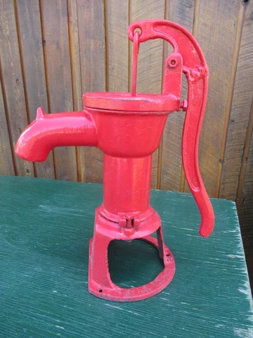 BEAUTIFUL Vintage BROCKVILLE Cast Iron RED Hand WATER PUMP GREAT CONDITION!! Cover