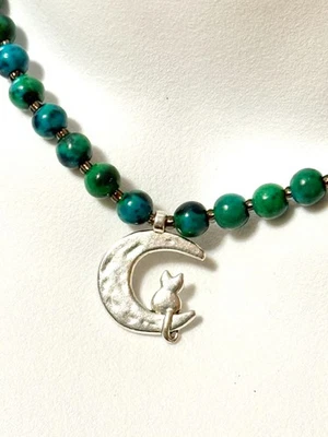 Collar corto de crisocola verde azulado, piedras preciosas genuinas y dije de gato en la luna de plata Foto 1 de 4