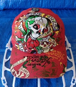 Cappello Don Ed Hardy Designs "LOVE KILLS SLOW" Rosso Snapback Strass - Audigier - Foto 1 di 11