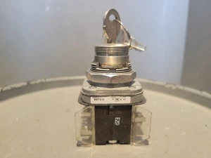 Allen Bradley Keyed Lock Pushbutton, Series T, 800T-E15 - Bild 1 von 6