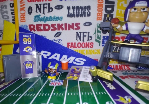 2020 NFL Silver Serie 9 Teenymates LA Rams DE Aaron Donald figure & locker set Cover