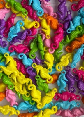 50 piezas Dijes Acrílicos CABALLITOS DE MAR MIXTOS (manualidades para niños, juguetes para pájaros, planeador de azúcar)  Foto 1 de 2