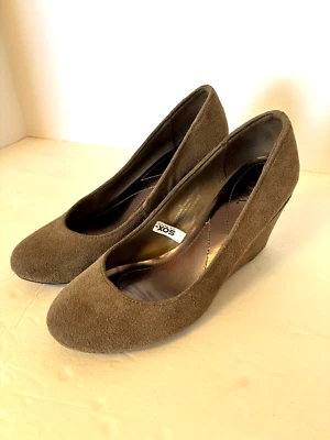 WOMENS SIZE 6 MERONA GRAY SUEDE SLIP-ON 2" WEDGE HEELS - Image 1 of 4