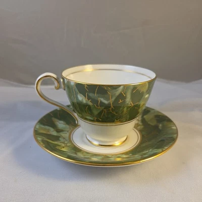 Taza de té y platillo vintage de porcelana verde ónix Ansley Foto 1 de 4