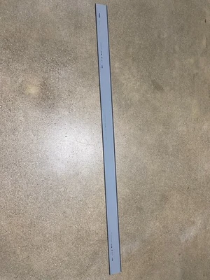 Cubierta de conducto de alambre Panduit C3LG6 3" de ancho x 6 pies de largo, gris claro, vendido/6 pies de largo Foto 1 de 3