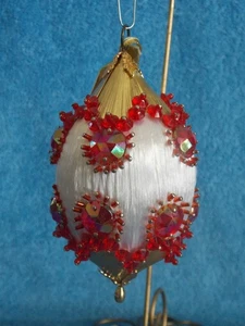 Vintage weiße Satin Kugel mit rot gold, Strass, Perlen Weihnachtsschmuck - Bild 1 von 7