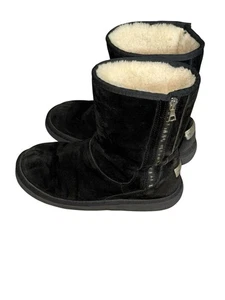 UGG Mayfaire 5116 halbhohe schwarze Wildlederstiefel mit seitlichem Reißverschluss US Damengröße 9  - Bild 1 von 11