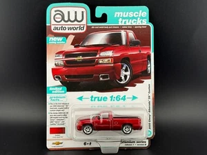 Auto World 2005 Chevy Silverado SS Custom Simple Taxi Candy Rojo 64502B 1/64 - Imagen 1 de 2