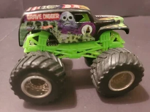 Hot Wheels Monster Jam GRAVE DIGGER 1:64 - Picture 1 of 5