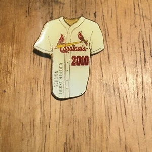 2010 St. Louis Cardinals Season Ticket Holder Button Pin Jersey Style Gold Plt - Bild 1 von 4