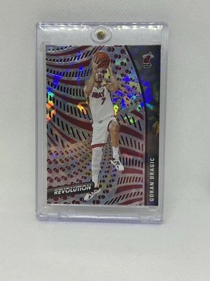 Tarjeta holográfica paralela Goran Dragic Revolution 2020-21 de baloncesto ranura #57 Heat Foto 1 de 2
