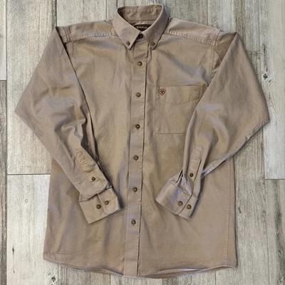 Camisa Ariat Para Hombres Pequeña Sarga Caqui Manga Larga Botones Bolsillo Logo Occidental Foto 1 de 4