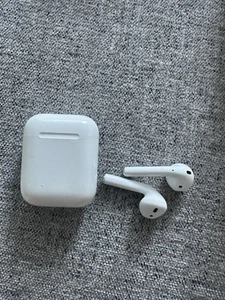Apple AirPods with Charging Case - Photo 1 sur 2