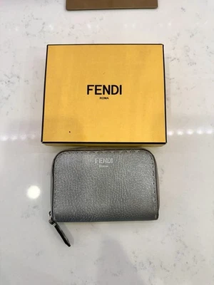 Auténtica billetera Fendi Zippy en plata/gris Foto 1 de 4