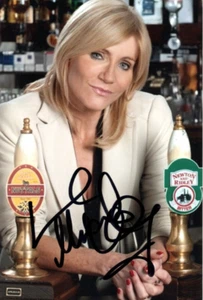 RUE DU COURONNEMENT : PHOTO PORTRAIT 6x4 signée michelle collins « prix stella » + certificat d'authenticité - Photo 1/1