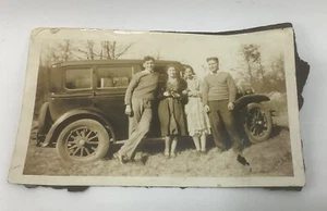 2 hombres y 2 mujeres de pie delante Buick principios de 1930 - Foto 4x3” en blanco y negro - Imagen 1 de 4